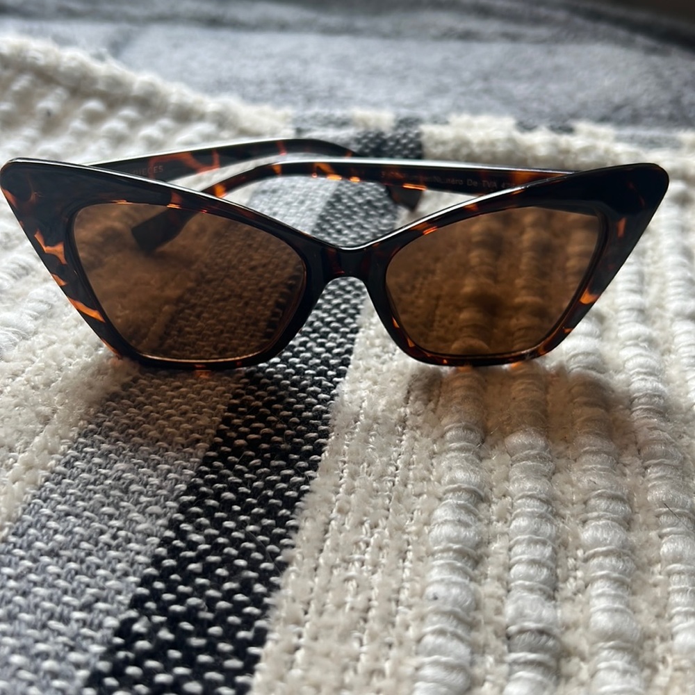 Tortoiseshell pattern frame, brown lens, cat eye sunglasses